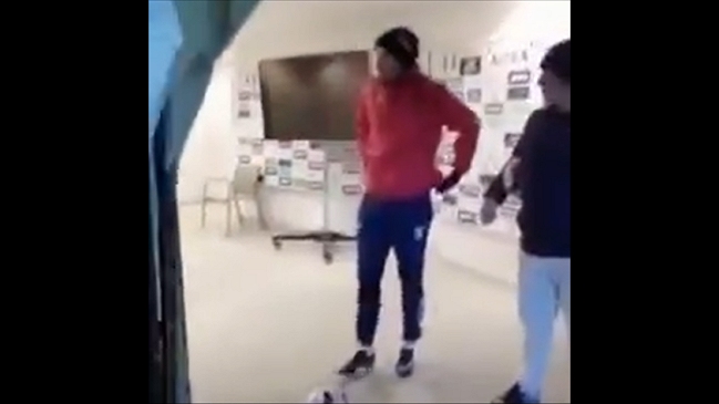 Futbolista rumano se lució con un golazo desde la zona mixta