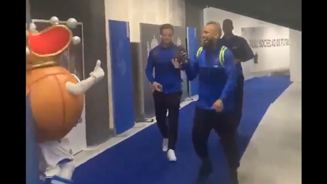 Arturo Vidal no aguantó la risa al encontrarse con la mascota de Real Sociedad