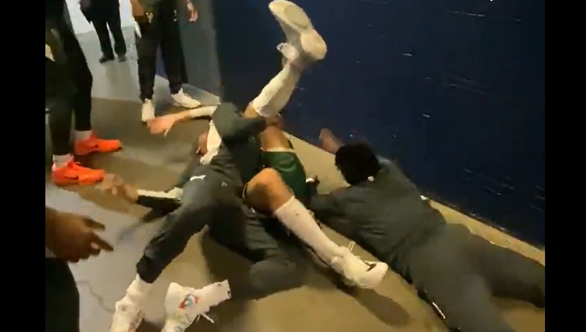 La divertida “pelea” que protagonizaron los jugadores de Milwaukee Bucks