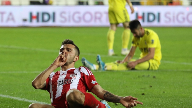 Mauricio Isla fue titular en ingrata derrota de Fenerbahce ante el líder de la liga turca