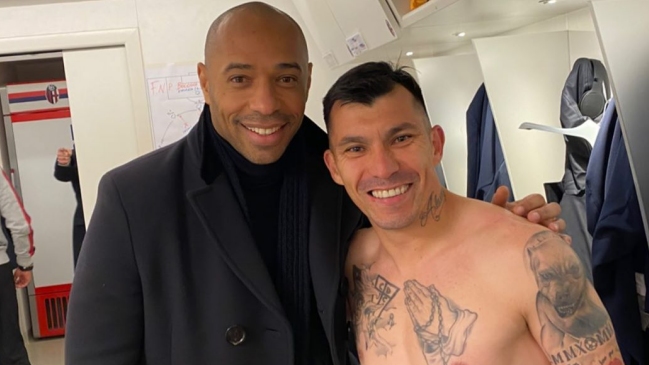 Gary Medel se sacó una foto con el astro francés Thierry Henry