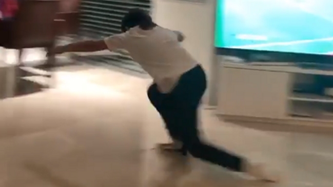 La efusiva celebración de “Monito” Vidal tras un gol de Rodelindo Román