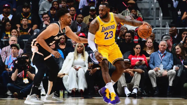 James dejó atrás el cansancio y mantuvo ganadores a los Lakers