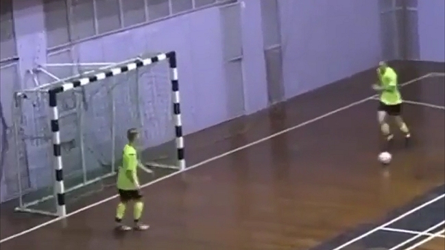 El sorprendente fallo con el arco vacío en un partido de fútbol sala