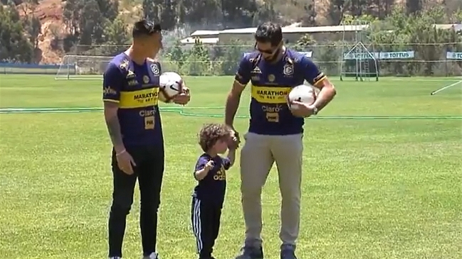 Hijo de Johnny Herrera realizó gesto de la U durante presentación en Everton