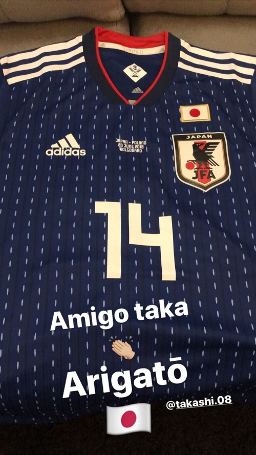 Fabián Orellana y su compañero Takashi Inui intercambiaron presentes