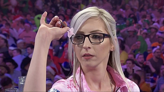 Fallon Sherrock hizo historia como la primera mujer que vence a un hombre en el Mundial de dardos