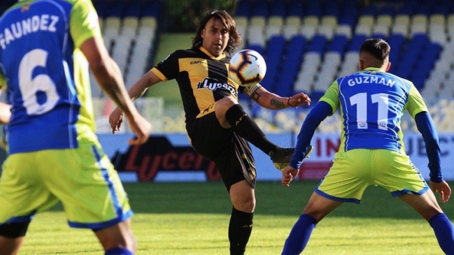 Sanhueza renovó en Fernández Vial: Quiero obtener un título con el club que me vio nacer