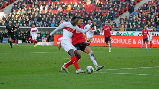 Alemania: Miiko Albornoz fue titular en empate que dejó en incómoda posición a Hannover