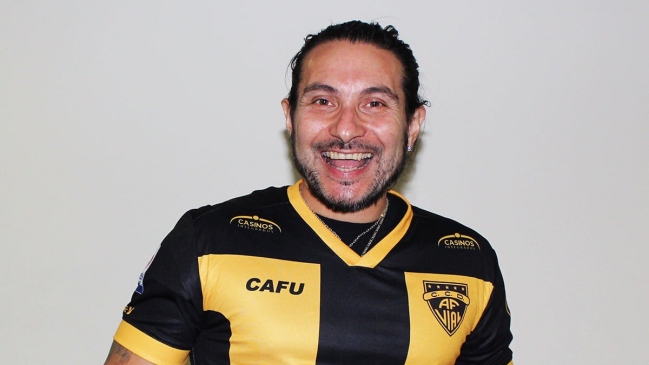 Felipe Avello posó con la camiseta y fue “presentado” en Fernández Vial