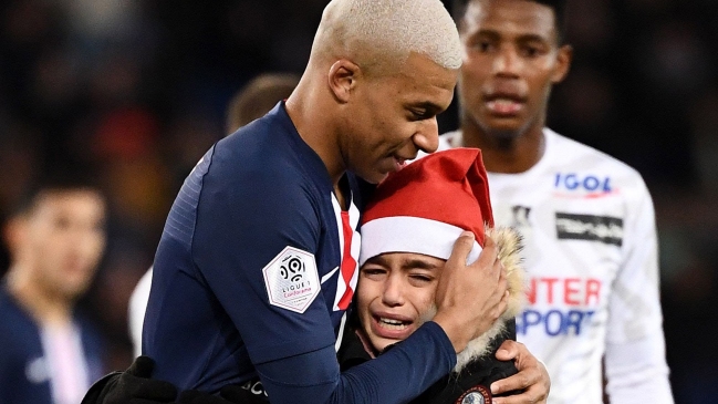 El tierno gesto de Mbappé con pequeño hincha de PSG que entró a la cancha para saludarlo