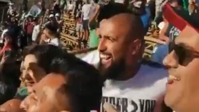 ¡Cómo un hincha más! Arturo Vidal presenció y festejó triunfo de Rodelindo Román en la Tercera B