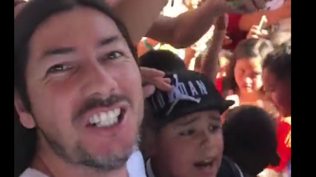 El homenaje que le brindaron barristas de Colo Colo a Jaime Valdés