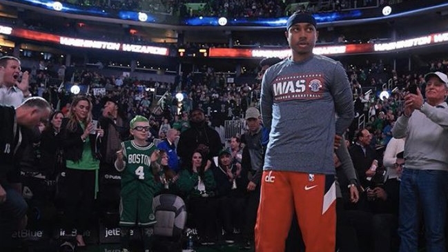 Isaiah Thomas fue suspendido por dos partidos luego de encarar fanáticos de los Sixers