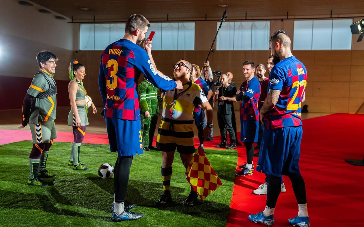 Artistas del Cirque du Soleil visitaron a Arturo Vidal y otras figuras de FC Barcelona