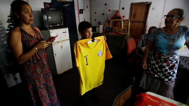 Claudio Bravo y Camilo Moya participaron en campaña navideña de Correos de Chile