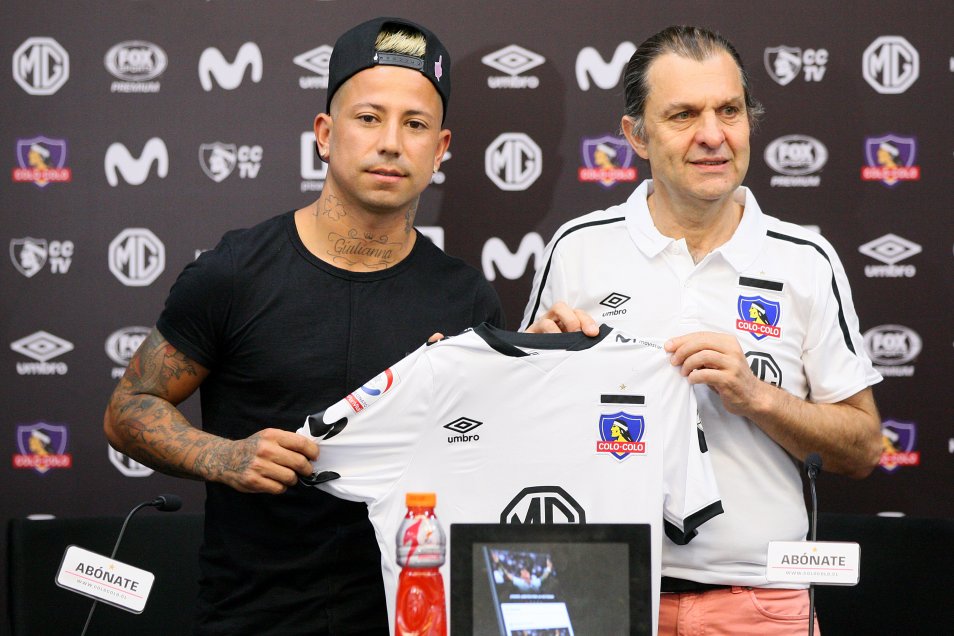 Leonardo Valencia fue presentado en Colo Colo y se puso la “10”