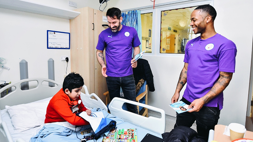 Jugadores y jugadoras del City llevaron la Navidad a un hospital de Manchester