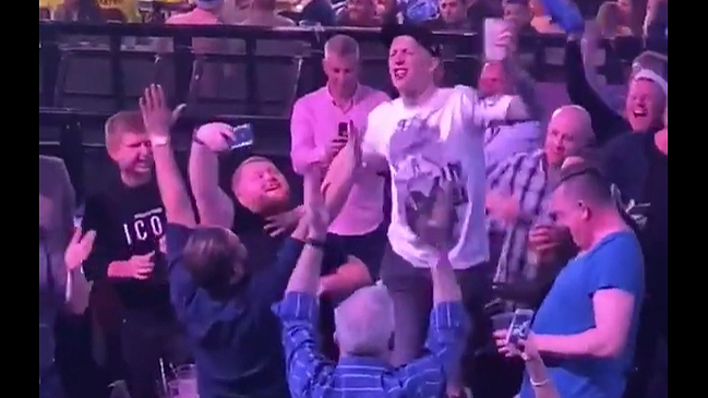 Arquero de la selección inglesa causó sensación al beber una cerveza “al seco”