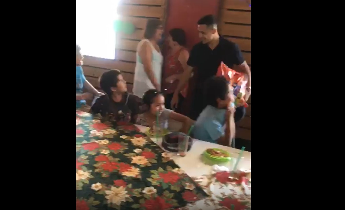 Alexis Sánchez sorprendió con regalos a niños en una escuela