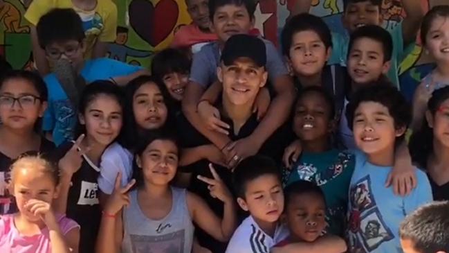 El afectuoso video navideño que Alexis Sánchez le dedicó a “todos los niños del mundo”