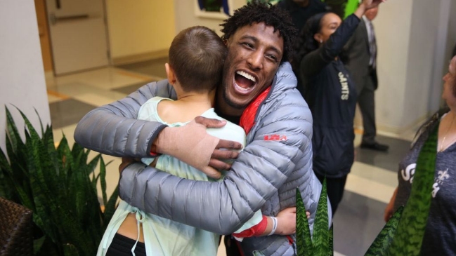 El notable gesto de figura del fútbol americano con niños de un hospital en Estados Unidos