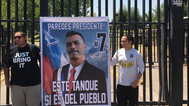 Hinchas de Colo Colo “postulan” a Esteban Paredes a la presidencia de Chile