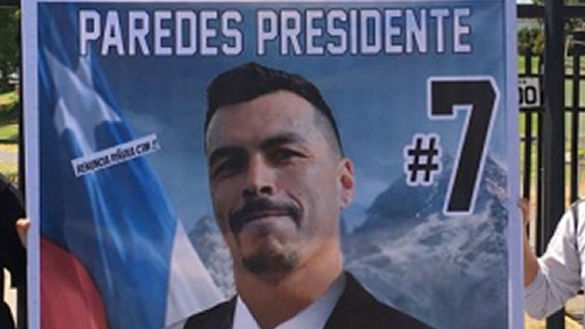 El afiche “presidencial” dedicado a Esteban Paredes por parte de hinchas de Colo Colo