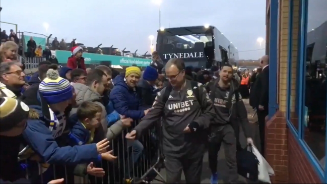 Marcelo Bielsa regaló dulces a niños en la previa de duelo de Leeds United