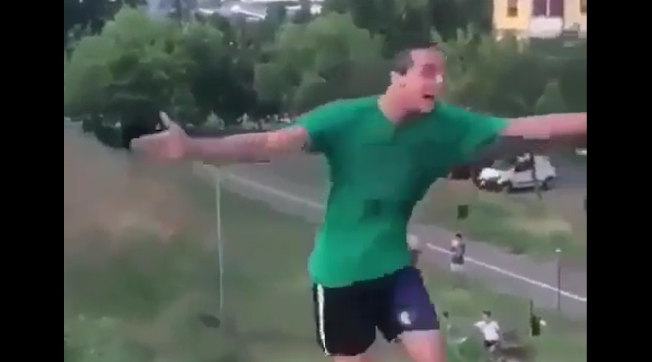 La increíble fortuna de un joven que trató de encestar de chilena desde arriba de un cerro