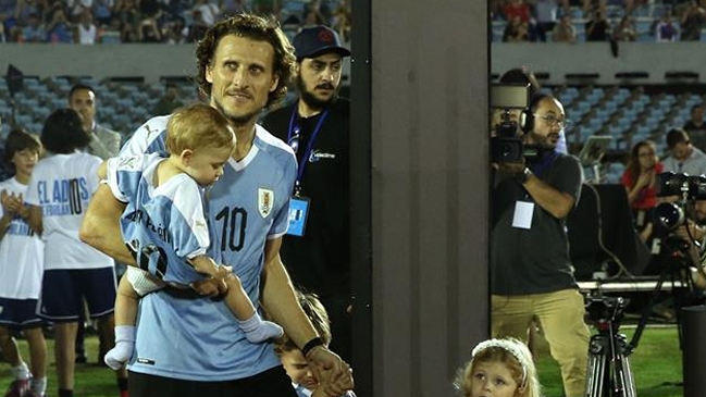 Diego Forlán se despidió del fútbol en un partido lleno de estrellas en el Centenario de Montevideo