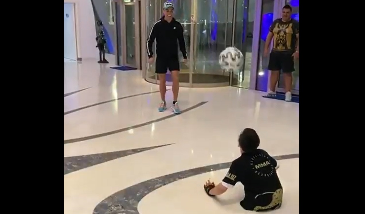 Cristiano Ronaldo compartió y jugó con un joven que nació sin piernas