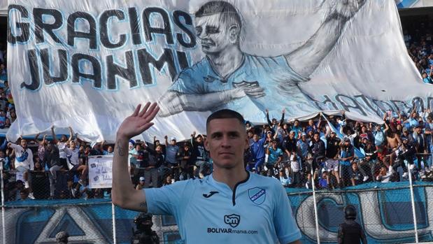 Un niño hincha de Bolívar le rogó al español Juanmi Callejón que no se vaya del club