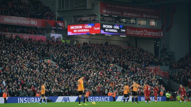 La indignación de los hinchas de Wolves contra el VAR tras la derrota ante Liverpool