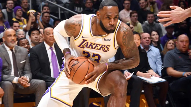 LeBron le ganó el duelo a Doncic y sumó nuevo récord a su carrera