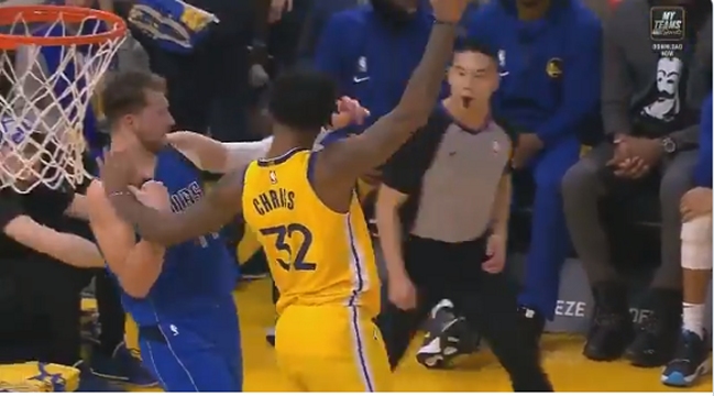 Alero de los Warriors fue multado por lanzar al suelo a Doncic