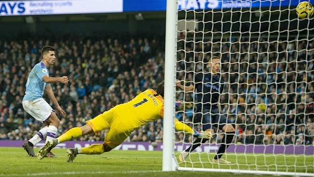 Prensa inglesa aplaudió tapada de Claudio Bravo y criticó error que le dio vida a Everton