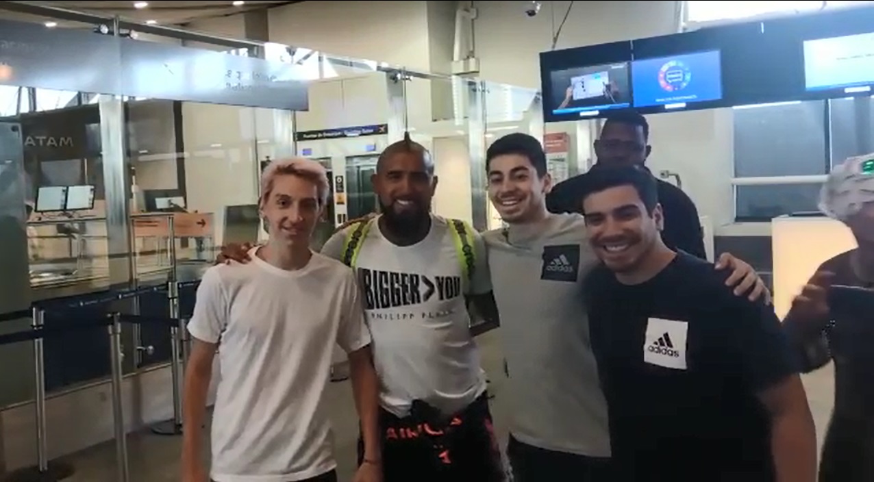 Arturo Vidal se fotografió con hinchas en el aeropuerto antes de viajar a España