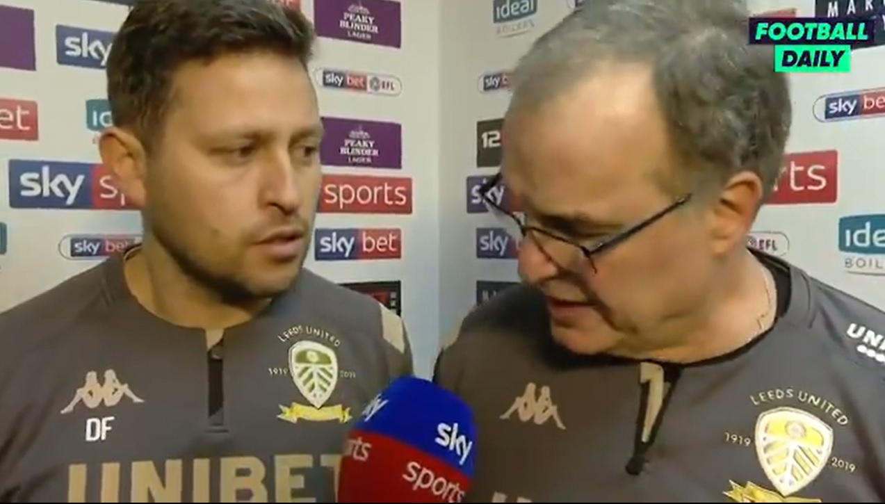 Marcelo Bielsa se molestó con su traductor durante entrevista en Inglaterra