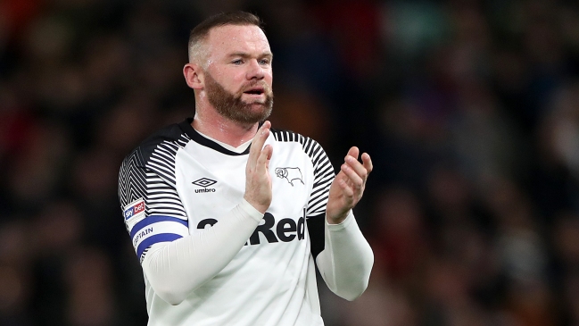 Wayne Rooney fue capitán en su debut en Derby County con victoria sobre Barnsley