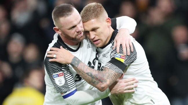 Fue capitán y dio una asistencia: Así fue el estreno de Wayne Rooney en Derby County