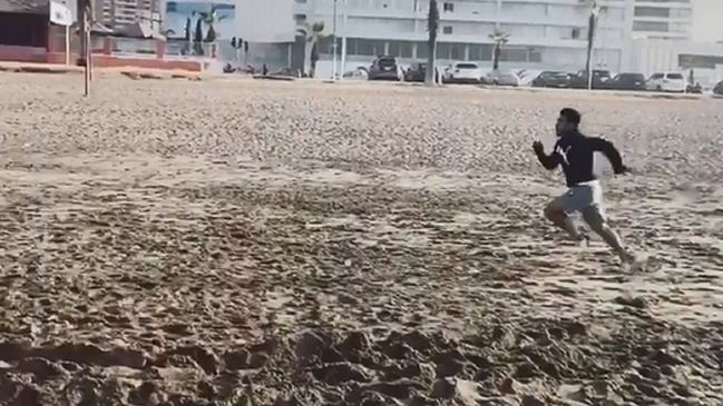 El intenso entrenamiento playero de Edson Puch a la espera de su nuevo club