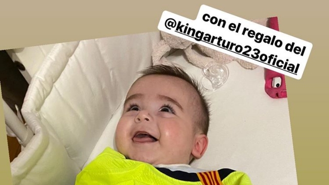 Gary Medel lució orgulloso un regalo que Arturo Vidal le hizo a su hijo pequeño