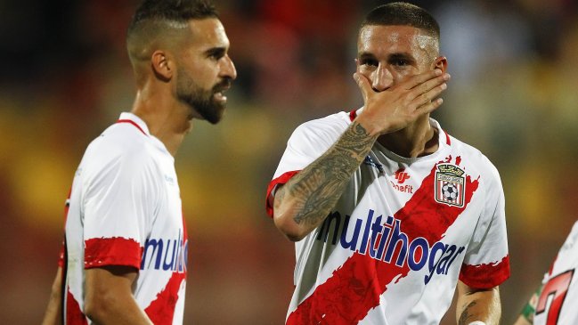 Universidad Católica tomó ventaja frente a Curicó por un autogol de Franco Bechtholdt