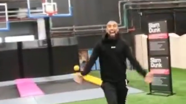 La exquisita técnica de Arturo Vidal para encestar una pelota con el pie