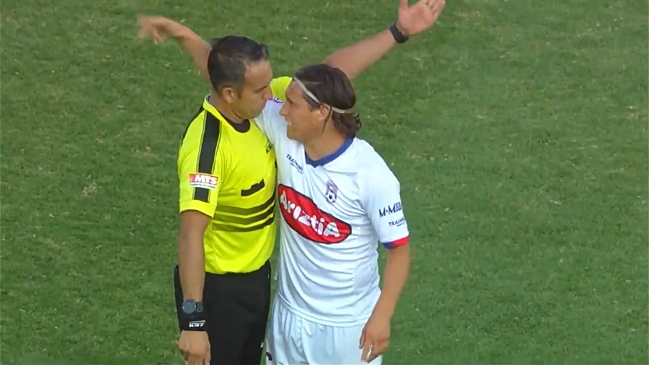 El cariñoso beso de José Luis Cabión al árbitro Héctor Jona