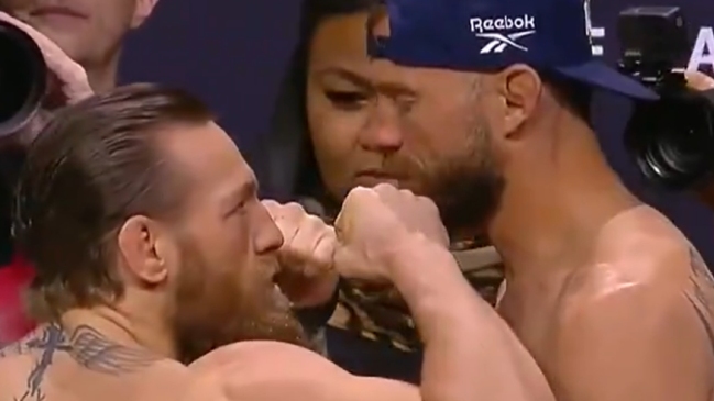 El tenso careo entre Conor McGregor y Donald Cerrone en el pesaje del UFC 246