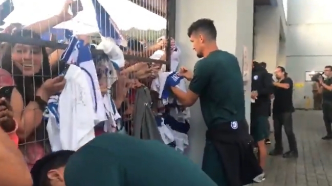 Hinchas de la UC brindaron banderazo al equipo previo al clásico ante Colo Colo