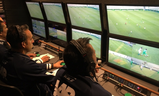 El VAR se estrenará en el fútbol chileno en el clásico entre la UC y Colo Colo