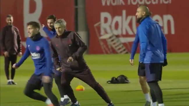 Vidal intentó hacerle un túnel a su técnico Quique Setién en distendida práctica de FC Barcelona